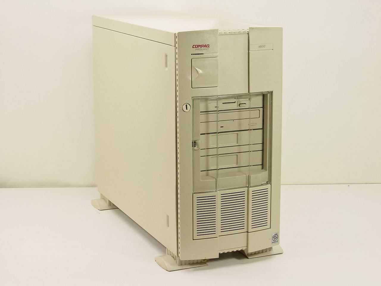 Compaq ProLiant 1600 Tower Server PIII 550MHz 256MB