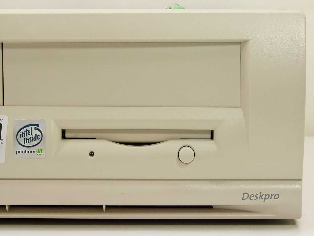 Compaq DeskPro EXSD/815 Pentium III 667MHz Desktop PC