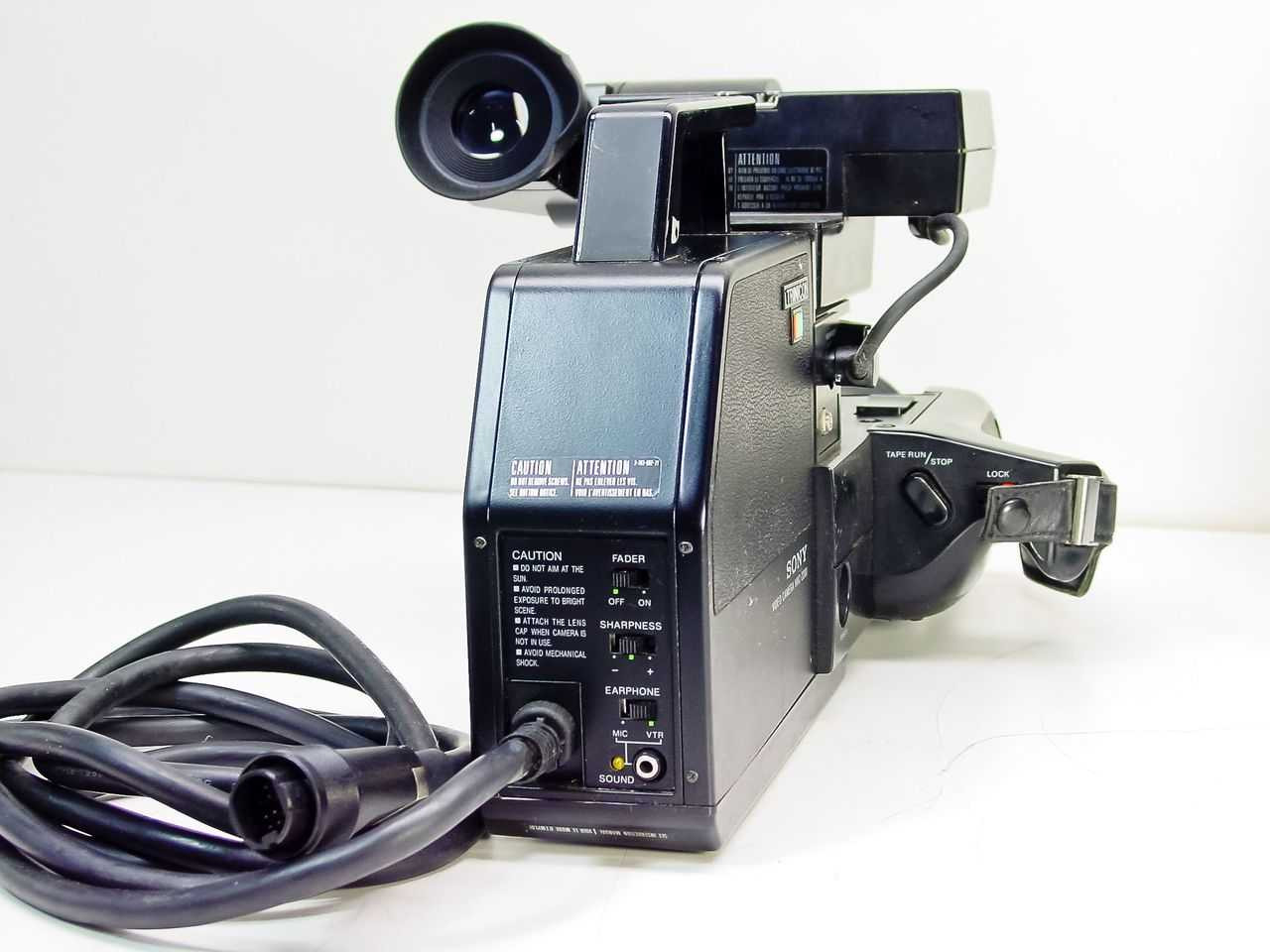 Sony HVC-2200 Trinicon MF Color Video Camera w/ Case