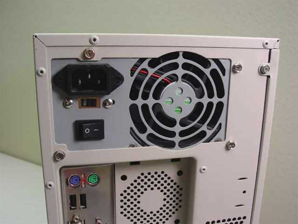 Beige Desktop Computer Pentium 3 800 Mhz, 512MB ram, 80 GB HDD Tower Comp