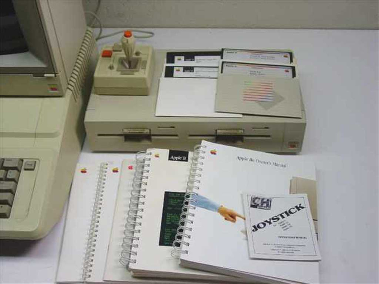 Apple A2S2064 Apple IIe 128K Complete Computer System