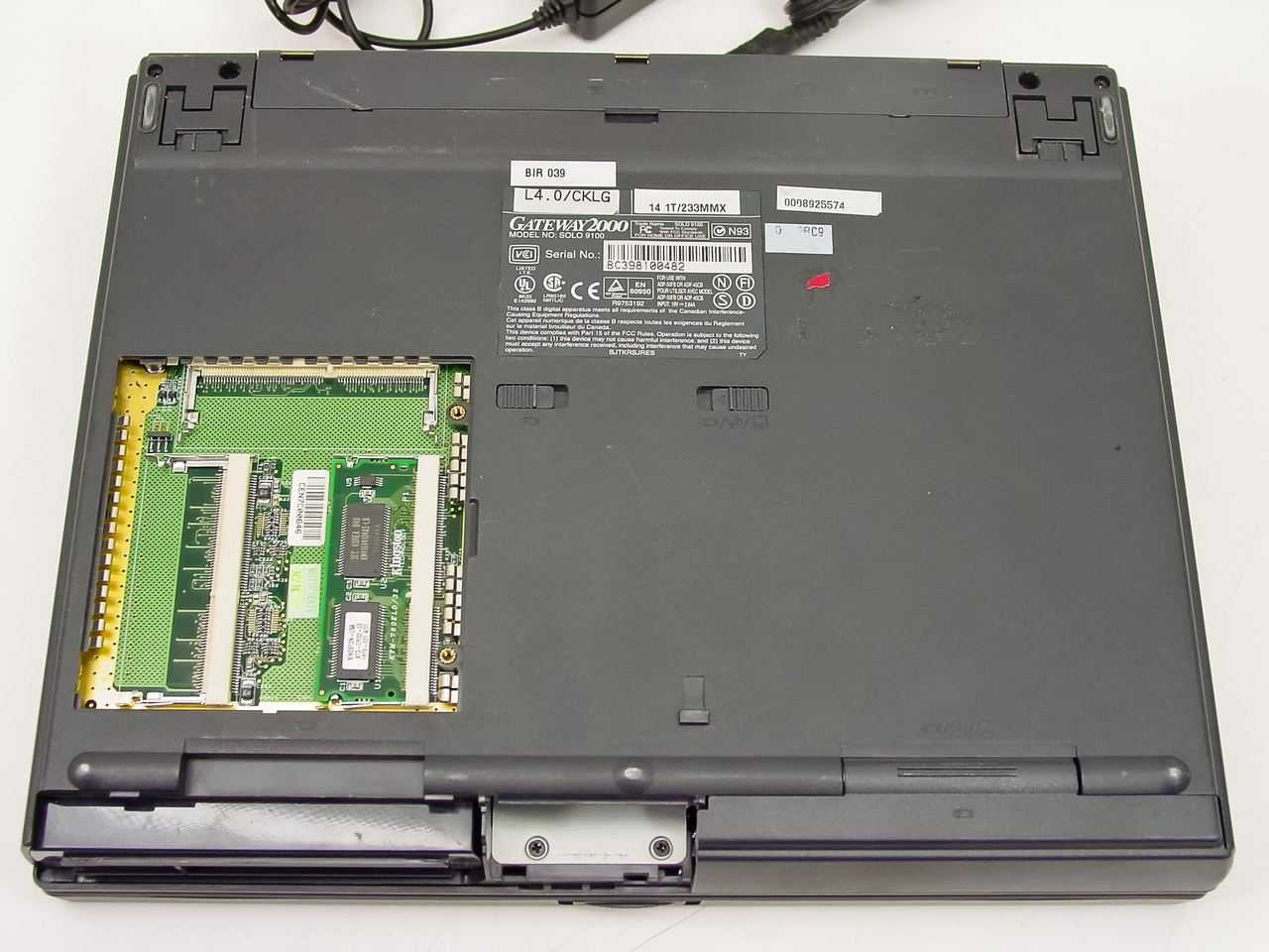 Gateway 2000 Solo 9100 Laptop 233MHz MMX 32MB — Parts