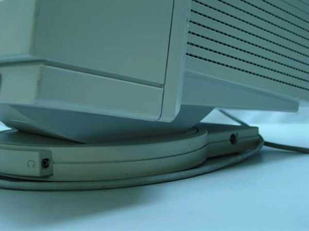 Apple M2494 Apple Multiple Scan 17