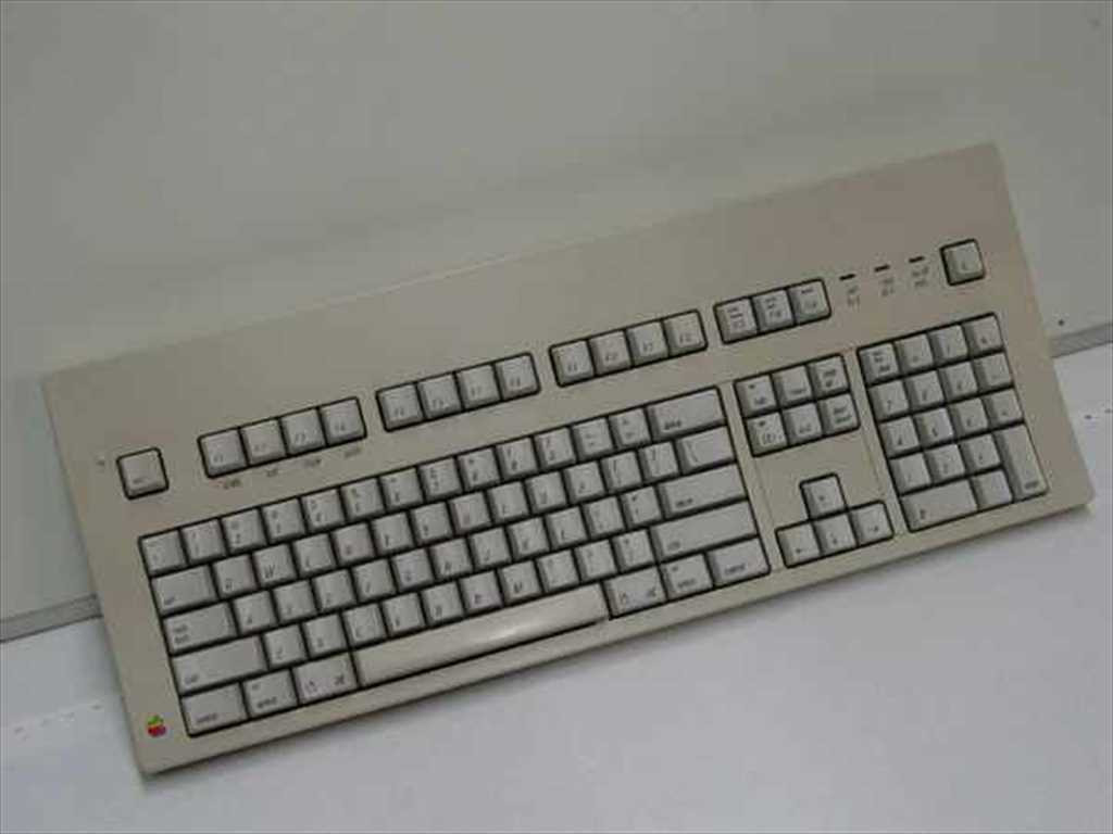 Apple M0115 Apple Extended Keyboard - Yellowed Top Plastic