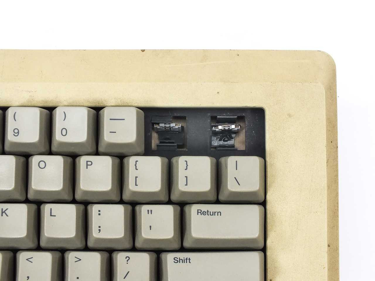 Apple M0110 Original Macintosh Keyboard *MISSING / BROKEN