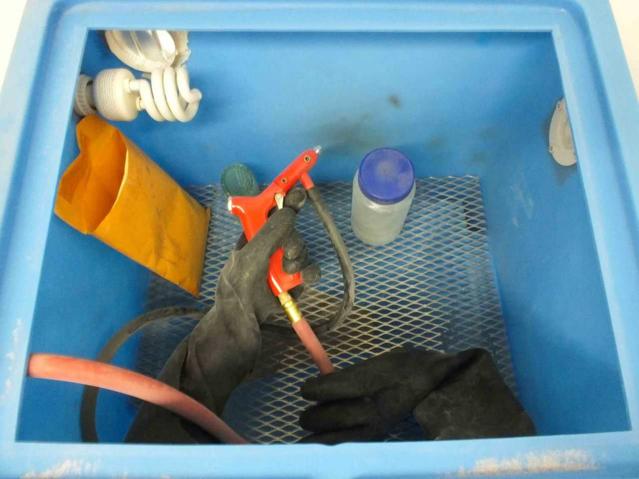 Cyclone E100 Small Trigger-Operated Bench-Top Sand Blaster Cabinet - No ...