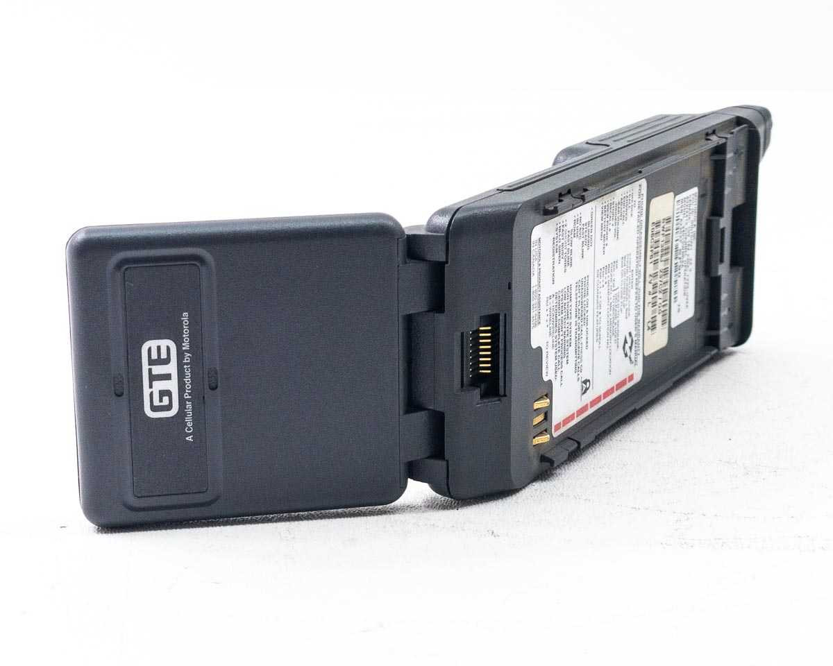 Motorola F09HLD8415 GTE Vintage 90's Brick Phone Flip Cell DPC550