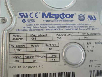 Maxtor 86480D6 label close-up showing model number, cylinders, heads, sectors, jumper settings J50, and Made in Singapore marking