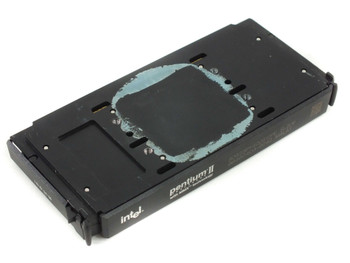 Intel Pentium II SL2U6 — bottom view showing heatsink mounting area with residual thermal compound, no heatsink attached