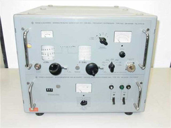 Rohde & Schwarz XUC XSU Normal Frequency Generator 470-1000MHz – full front panel view showing both upper XUC synthesizer and lower XSU crystal oscillator sections