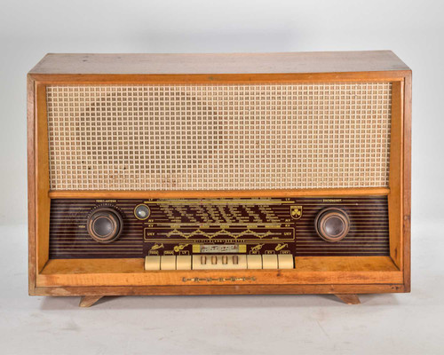 Grundig 3025/S Zauberklang vintage radio — front three-quarter view showing full fascia, dial panel, and ivory preset keys