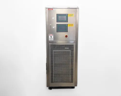 Lneya Sundi-225-2TN chiller – straight-on front view showing dual LNEYA touchscreen displays and red emergency stop button