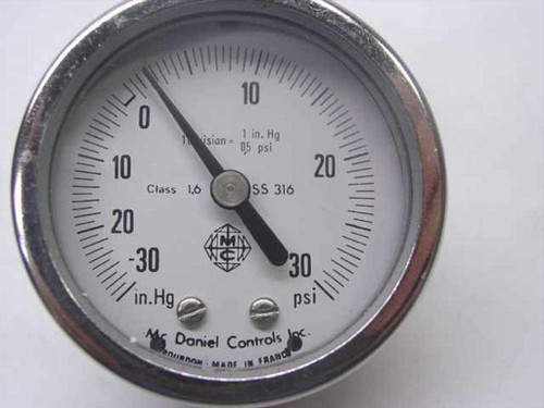 McDaniel Controls gauge dial face close-up showing 0-30 PSI and 0 to -30 in.Hg scale, Class 1.6, SS 316 marking, Made in France