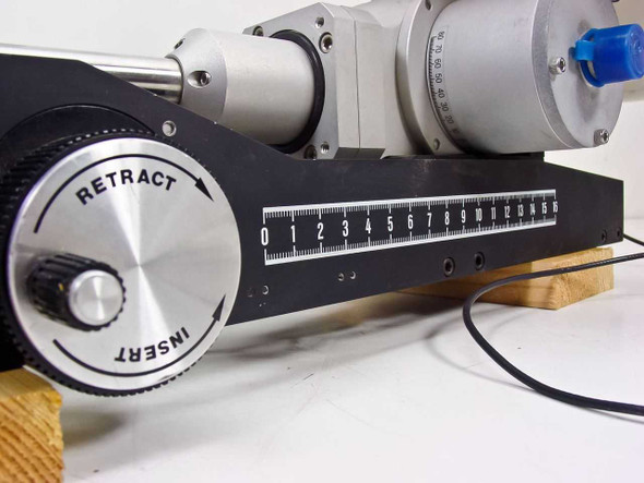 Noran 960H-1SPS detector – close-up of linear insert/retract stage showing 0–16 mm graduated scale and retract knob