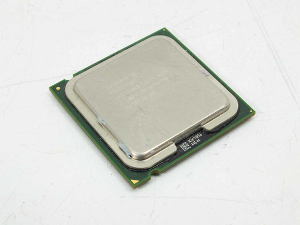 Intel Pentium 4 640 SL8Q6 CPU — top angled view showing integrated heat spreader and label sticker