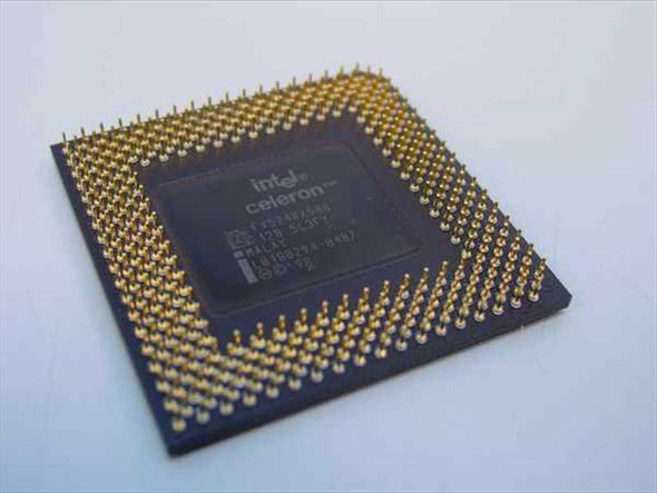 Intel Celeron FV524RX500 SL3FY 500MHz Socket 370 FCPGA processor – angled top view showing gold contact pins