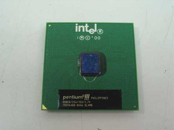 Intel Pentium III SL4CD 800MHz FC-PGA Socket 370 CPU – top view showing Intel logo and processor markings