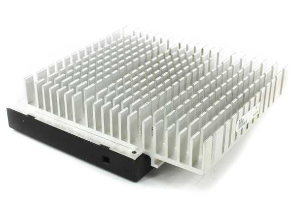 Intel SL2XU Pentium III Xeon Slot 2 CPU – side and heatsink fin view showing full aluminum heatsink array attached to cartridge