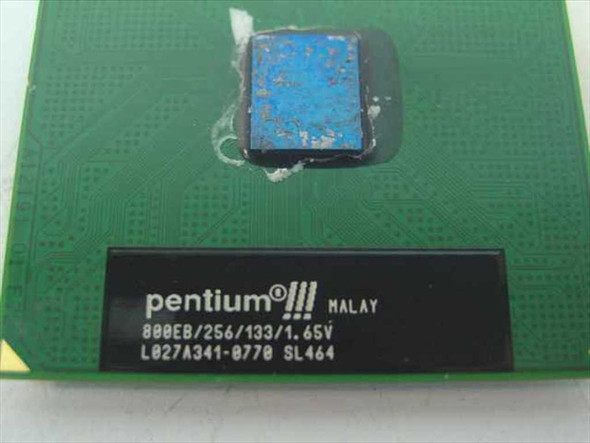 Intel Pentium III SL464 close-up of processor label showing 800EB/256/133/1.65V specs, lot code L027A341-0770, and SL464 sSpec marking