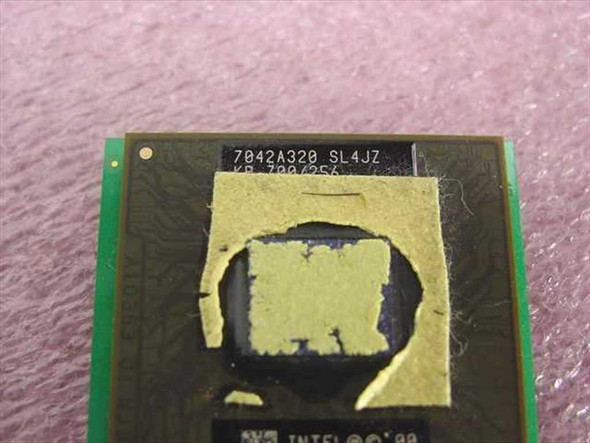 Intel SL4JZ Mobile Pentium III 700MHz CPU — top label close-up showing markings 7042A320, SL4JZ, KB 700/256 and Intel logo
