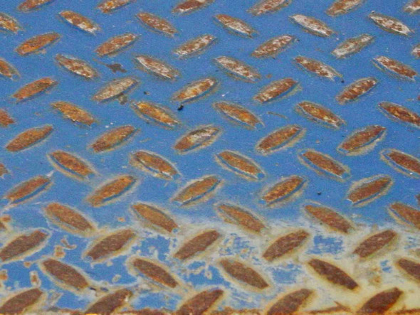 Totalcomp T4X4-6K scale platform — close-up of diamond plate deck surface showing heavy rust and worn blue paint