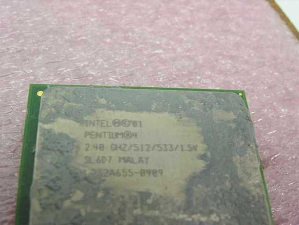 Intel SL6D7 Pentium 4 2.40GHz processor — close-up of lid markings showing 2.40 GHz/512/533/1.5V SL6D7 MALAY