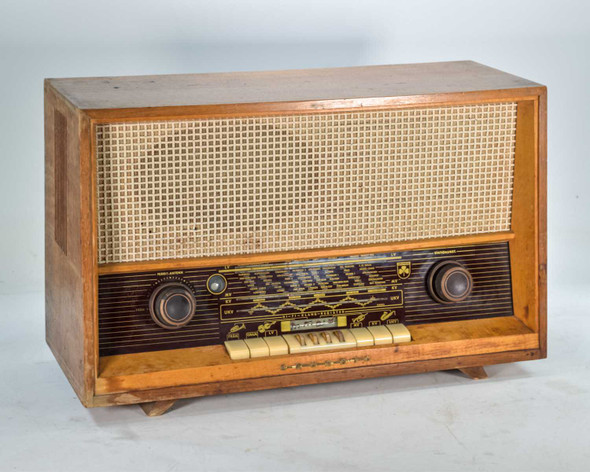 Grundig 3025/S Zauberklang AM FM tube radio — three-quarter front-left view showing wood veneer cabinet and speaker grille