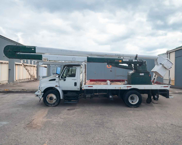 2012 International 4400 Durastar bucket truck full driver-side profile – Hi-Ranger 6TD65PB1 boom and flatbed bed visible