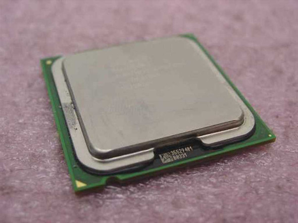 Intel SL7TN Celeron D 2.80GHz Socket 775 processor — angled top view showing integrated heat spreader and green PCB substrate