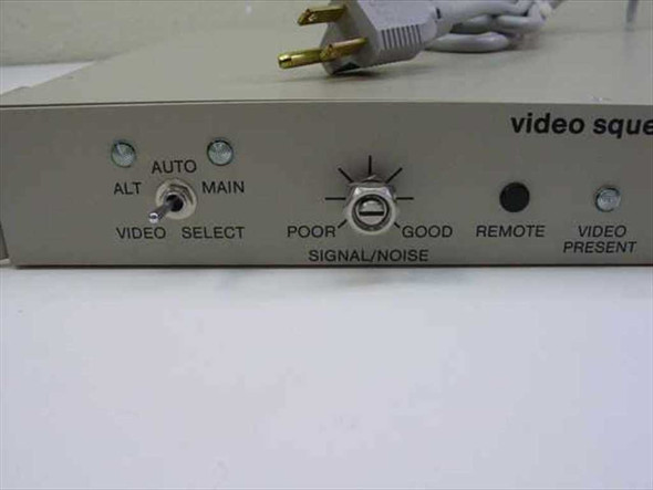 VAC 013886 Video Squelch Unit — front panel left section showing Video Select toggle (ALT/AUTO/MAIN) and Signal/Noise rotary control knob labeled POOR to GOOD