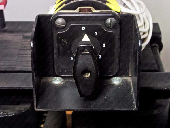 Quality Transformer Electronics 4690 — close-up of rotary tap selector knob showing positions 0 through 5 with safety shield bracket and mounting screws