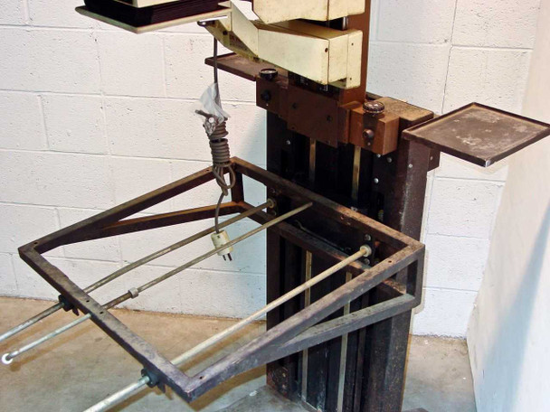 De Vere 507 Varicon enlarger mid-section showing enlarger tray frame with extension rods and mechanical linkage detail