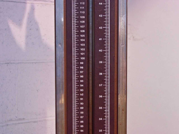 De Vere 507 Varicon column close-up showing dual graduated ruler scale in inches and centimeters for enlargement height adjustment