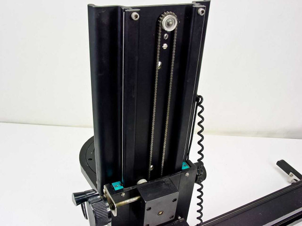 Richards B17266 vertical carriage closeup – belt-and-chain drive on vertical column with adjustment knobs and teal locking hardware