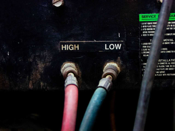 Sun Electric MRC 400 – rear HIGH and LOW refrigerant service port connections with red and blue hoses attached