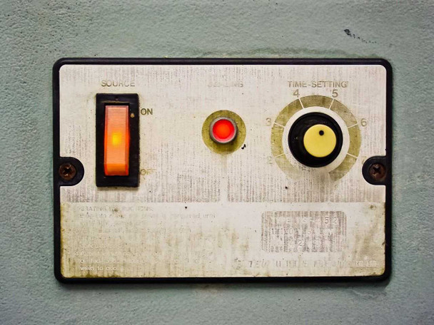 TEW TISF-452 control panel showing ON/OFF rocker switch, indicator light, and time-setting dial