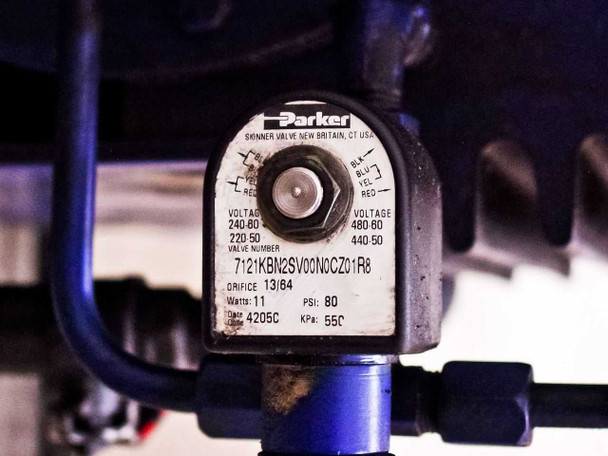 Parker Skinner solenoid valve 7121KBN2SV00N0CZ01R8 nameplate — 240/480V, 11W, 80 PSI, mounted on pump body