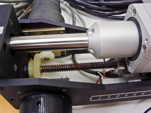 Noran 960H-1SPS – internal view of motorized lead-screw linear drive mechanism and worm gear