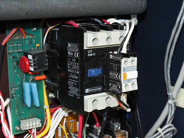 Hitran AT0098-01 interior detail — Telemecanique LC1 D4011 contactor with auxiliary contact block and control PCB visible
