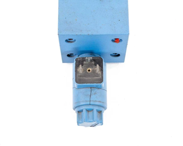 Moog D661Z274XX valve — DIN solenoid connector closeup showing cosmetic stress cracking on the connector body housing