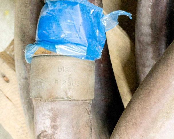Dixon R125BB fitting stamp visible on hose coupling, blue protective cap in place