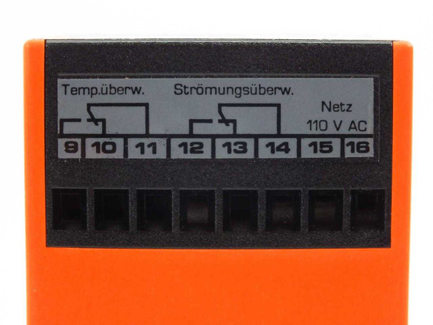 IFM Electronic VS 0200 SY 0101 flow controller – close-up of bottom terminal block showing pins 9–16 with Temp.überw. and Strömungsüberw. wiring diagram and Netz 110V AC label