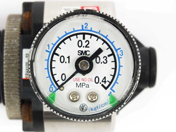 SMC SRH4100-03 pressure gauge closeup – dial face marked 0–0.4 MPa with Use No Oil notice and NK rating mark