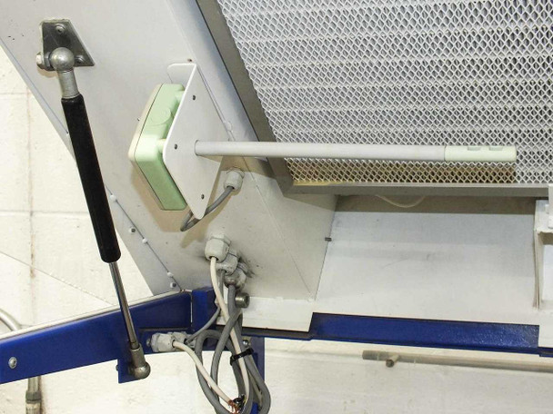 SLEE VLF/M 500-1000 – close-up of underside frame corner showing gas strut, green ionizer probe junction box, wiring conduits, and perforated work surface edge