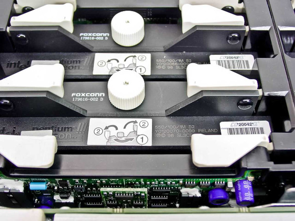 Compaq ProLiant 6400R CPU module close-up showing Intel Pentium III Xeon Foxconn carrier with 550/100/1M S2 processor label