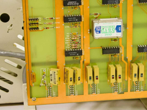 Close-up of HDR30 backplane board showing ICs including crystal oscillator labeled ZW-S1 DS1, along with Allegro switch components and resistor arrays