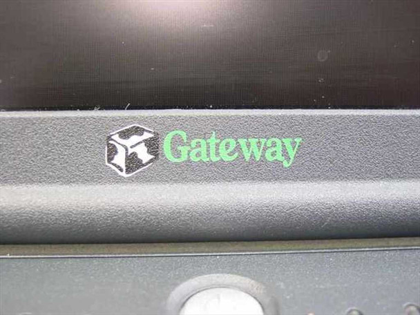 Gateway Solo 9500 – close-up of Gateway logo and brand badge on the display bezel