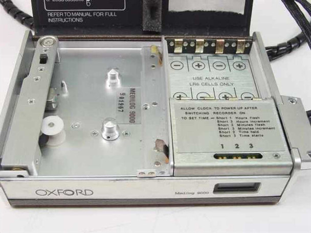 Oxford Medilog 9000 – interior view with cassette mechanism exposed, battery compartment open showing LR6 alkaline cell slots and clock-set instruction label; Oxford and Medilog 9000 markings visible on base