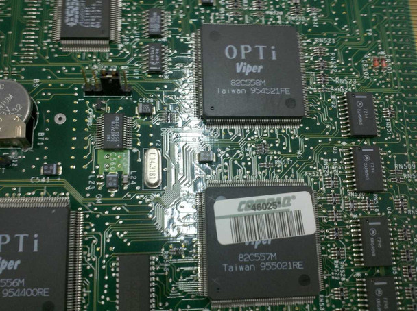 Close-up of OPTi Viper 82C558M and 82C557M chipset ICs on the Compaq 235210-001 motherboard