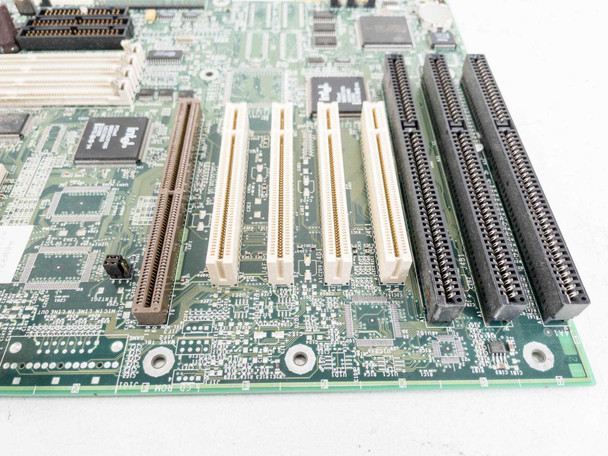 Intel AA652605-501 motherboard – close-up of ISA and PCI expansion slot area showing 3 ISA and 4 PCI slots